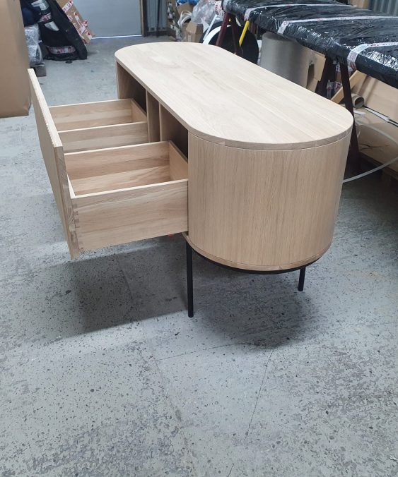 szafka łazienkowa dębowa ryflowana, Meble z litego drewna, drewniane meble, polski dizajn, meble rzemieślnicze, meble od stolarza, dębowe meble, meble z drewna, meble z dębu, meble dębowe, szafka łazienkowa z drewna, drewniana szafka łazienkowa, szafka do łazienki z drewna, szafka łazienkowa lamele, drewniana szafka łazienkowa lamele, szafka łazienkowa ryfle, szafka łazienkowa ryflowana, szafka łazienkowa japandi, szafka łazienkowa z lamelami