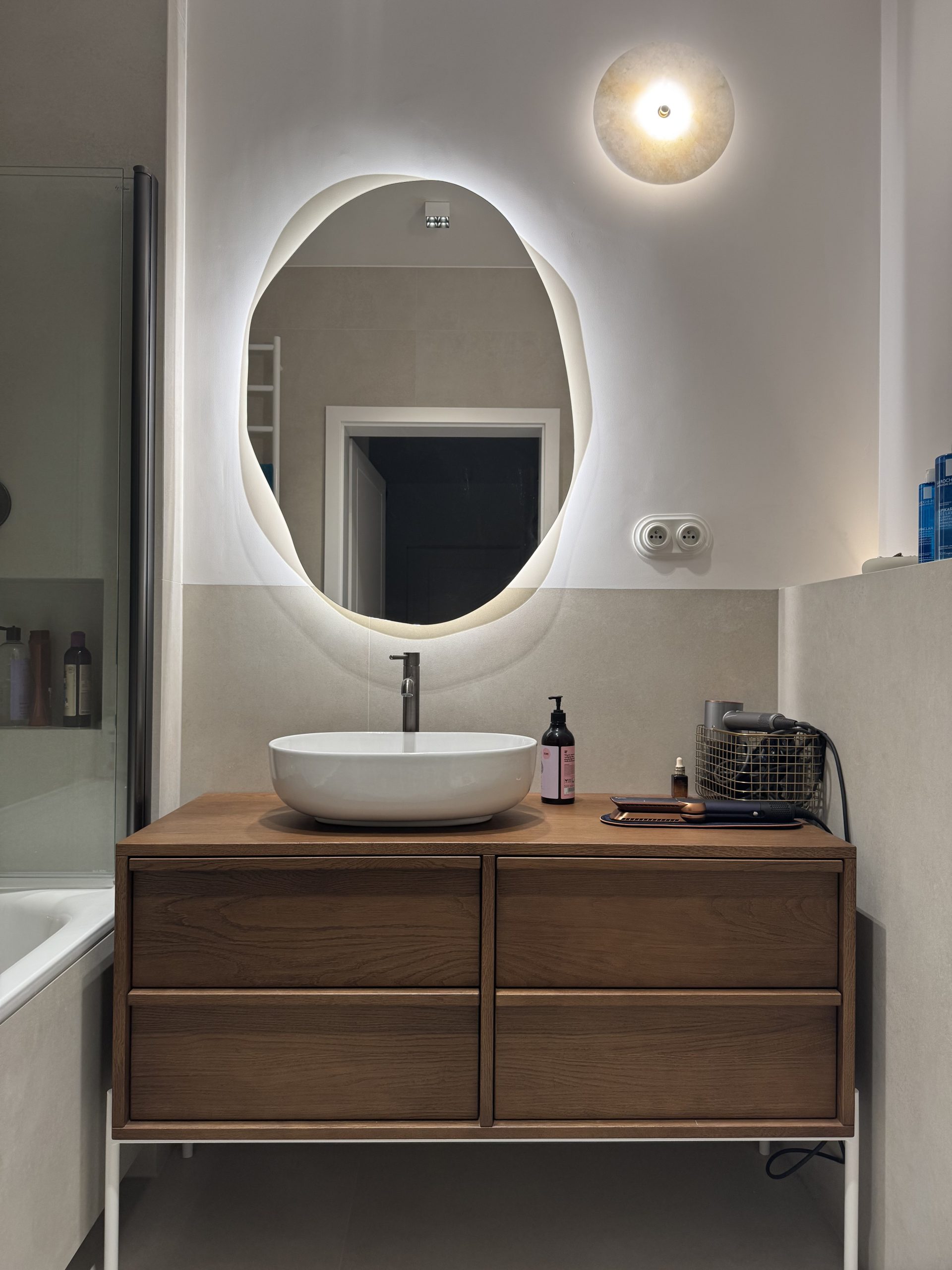 dębowa wisząca szafka łazienkowa z szufladami, meble z litego drewna, drewniane meble, polski dizajn, meble rzemieślnicze, meble od stolarza, dębowe meble, meble z drewna, meble z dębu, meble dębowe, szafka łazienkowa z drewna, drewniana szafka łazienkowa, szafka do łazienki z drewna, szafka łazienkowa japandi dąb, drewniana szafka łazienkowa, szafka łazienkowa dębowa, szafka łazienkowa dębowa japandi, szafka łazienkowa japandi, szafka łazienkowa z drewna dębowego